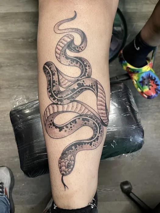 Slingin' Ink tattoo & piercing 4