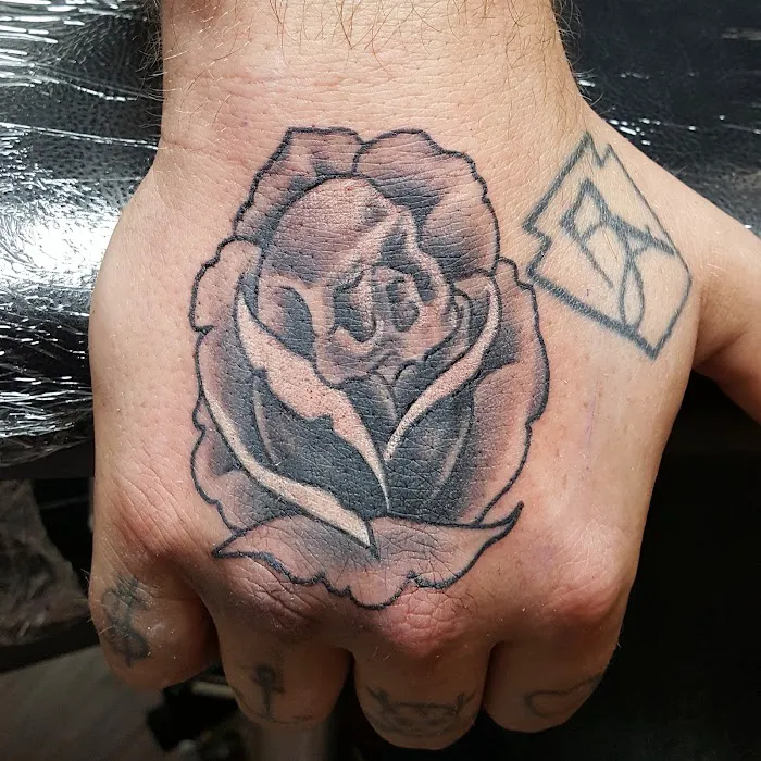 Slingin' Ink tattoo & piercing 6