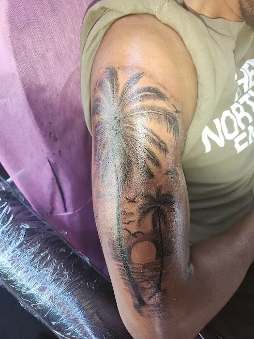Golden Gates Bus Mobile Tattoo Studio 4