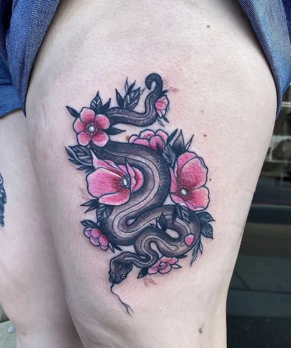 Lady Serpentine Tattoo Studio 3