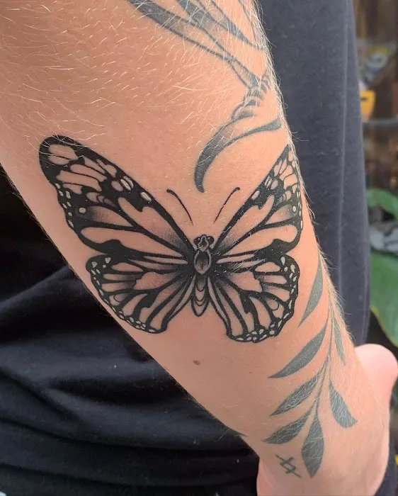 NO IDOLS TATTOO & PIERCING 5