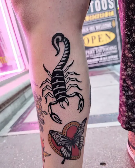 NO IDOLS TATTOO & PIERCING 8