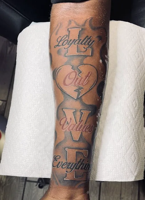 TOMMY LEE INKS 6