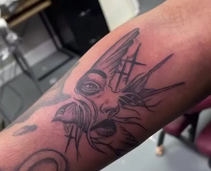 TOMMY LEE INKS 9