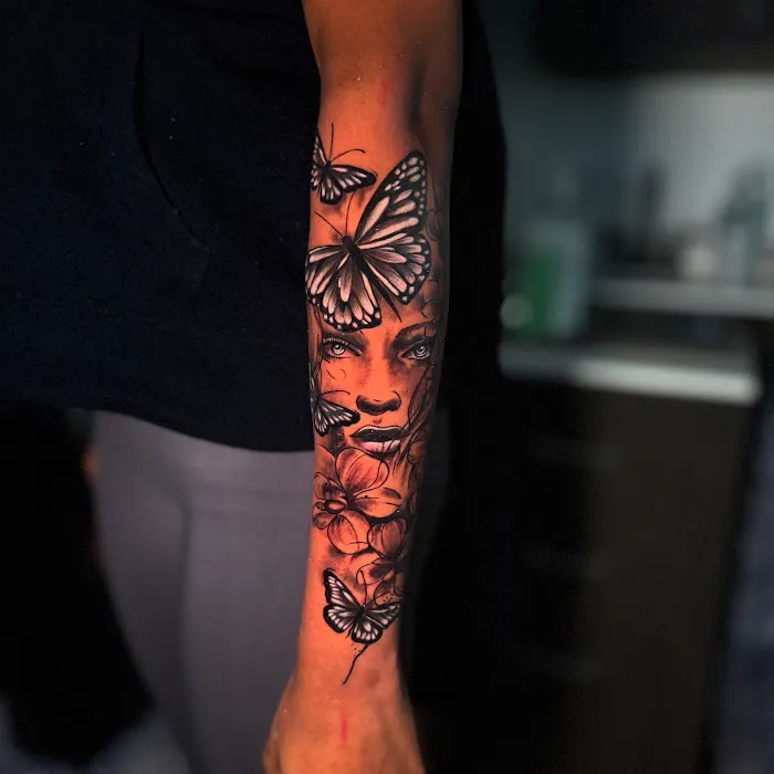 Monkey Tattoo Studio 8