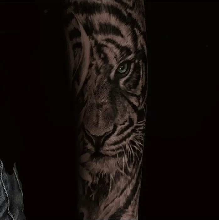 Pissarro TATTOO STUDIO 7