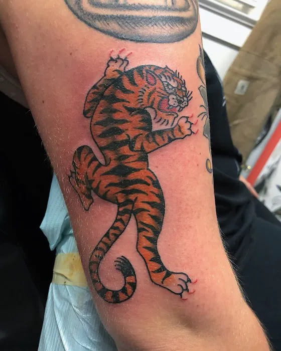 Rabbits Den Tattoo and Piercing Parlor 2