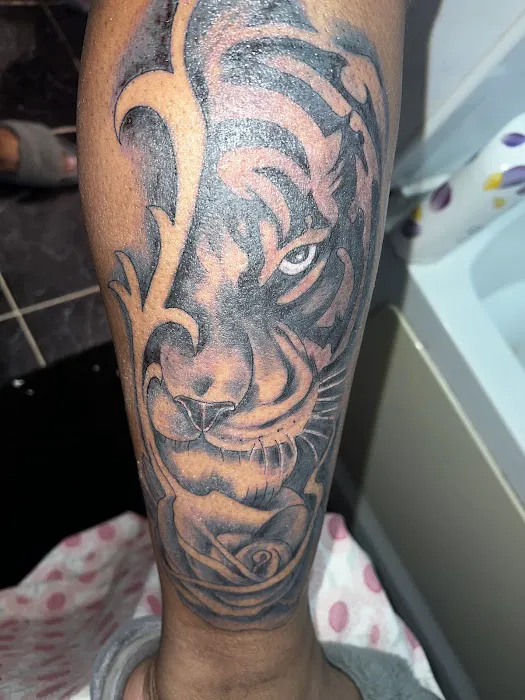 Dave's Artistic Tattoo 0