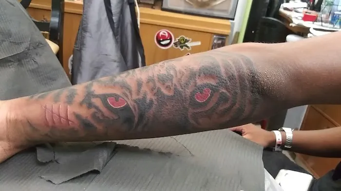 J R's Tattoo & Body Piercing 7