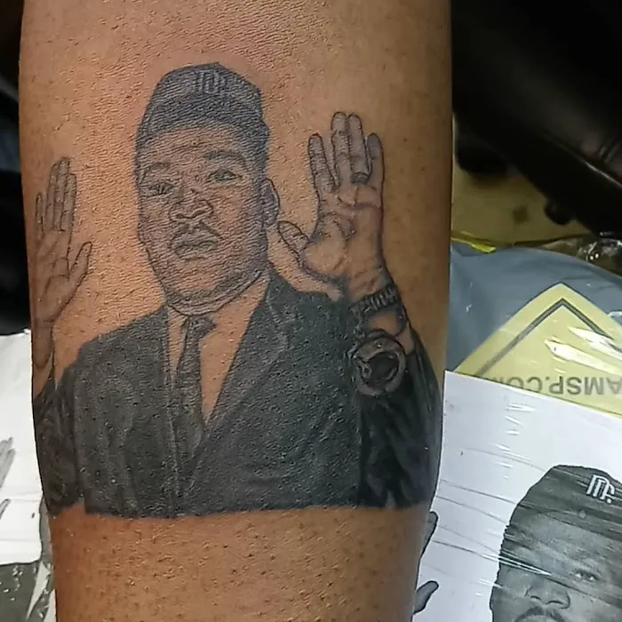 J R's Tattoo & Body Piercing 6