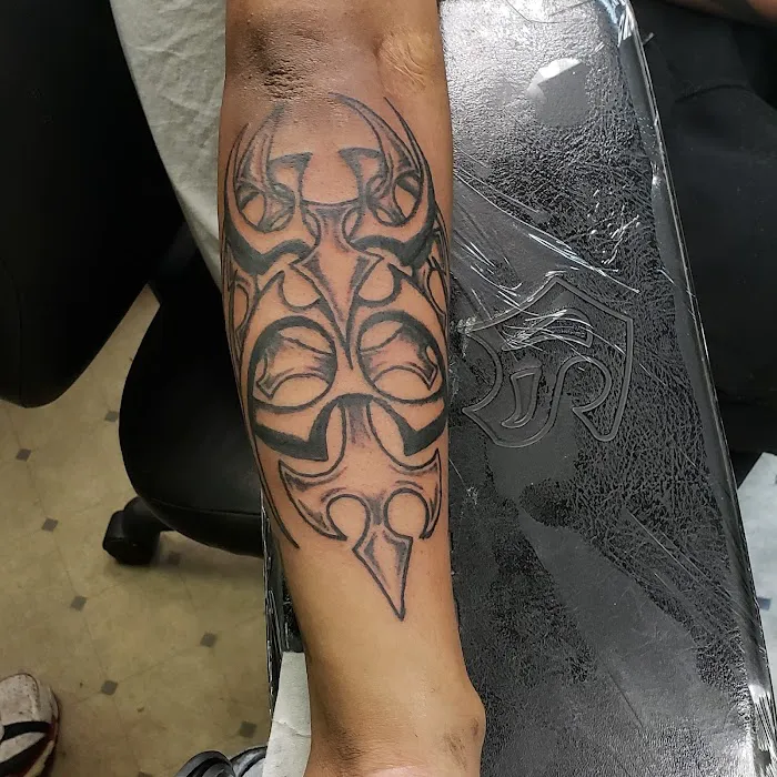 J R's Tattoo & Body Piercing 5