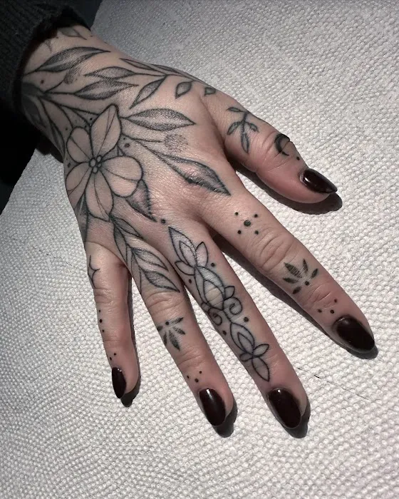 Glass Casket Tattoo & Private Studio 5