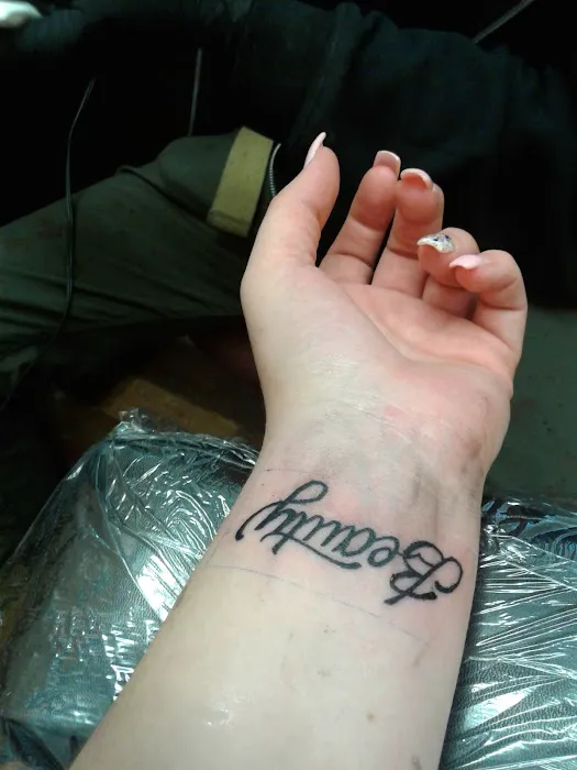 Hocus Pocus Tattoo Piercing & Permanent Makeup 6