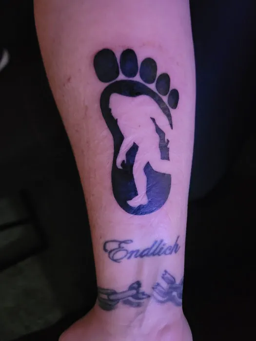 Headlight Tattoo & Body Piercing 8