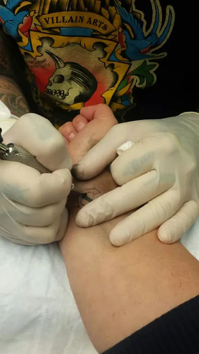 Headlight Tattoo & Body Piercing 9