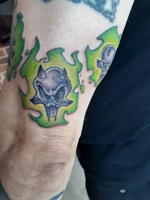 Agaru Tattoo & Body Piercing 9