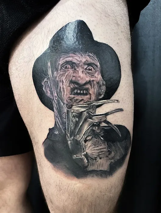 Mirror Cuts Barbershop & Tattoo Shop 6