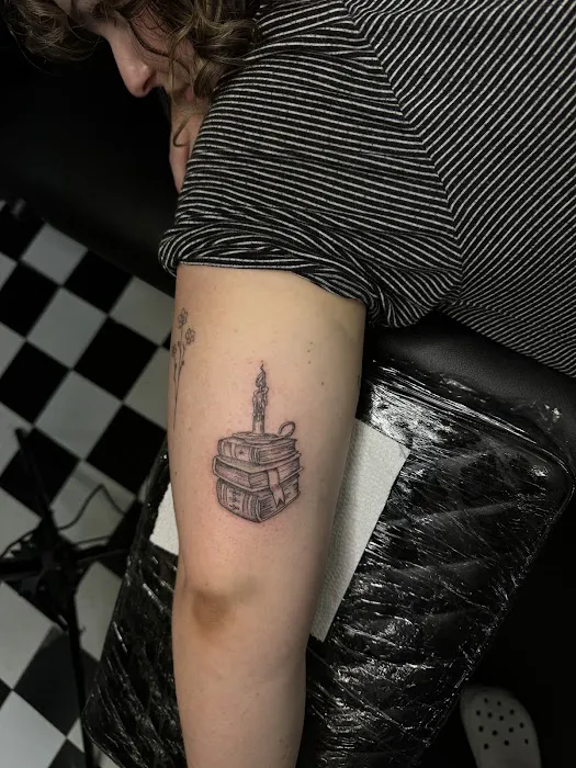 Fine Line Tattoo Studio 9