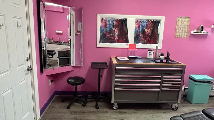 Tat’s Quick ‘N Slick Piercing Parlour 3