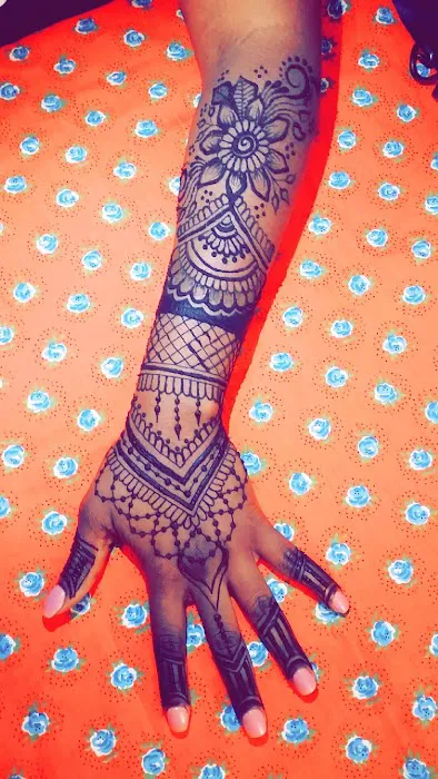 Yum Arts Collective LLC- Henna, Caricatures, Facepaint, Hairwraps 3