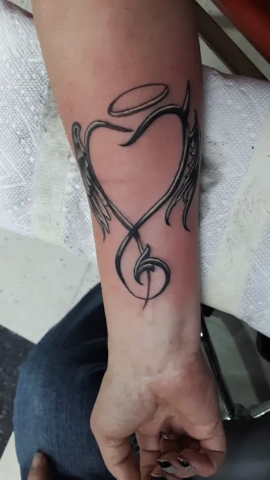 Gretchen & Randy's Piercing & Tattoos 1