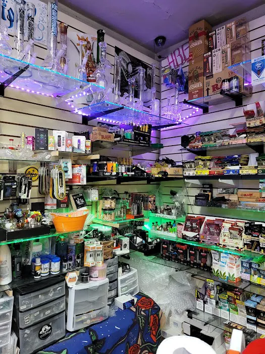 Freaky's Smoke Shop & Tattoo V PLATTE 2