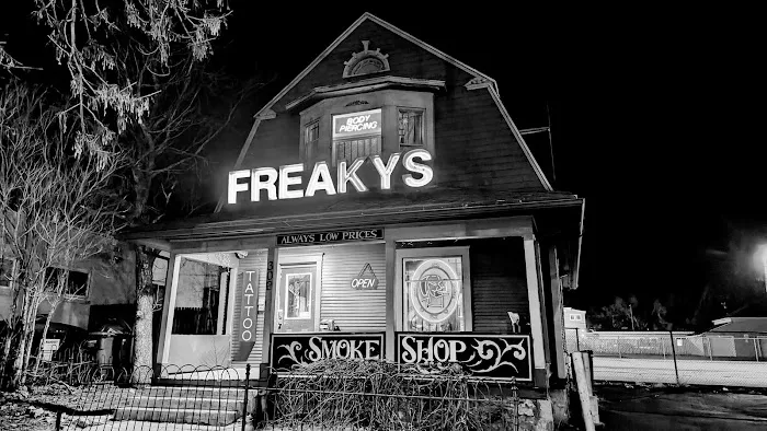 Freaky's Smoke Shop & Tattoo V PLATTE 8