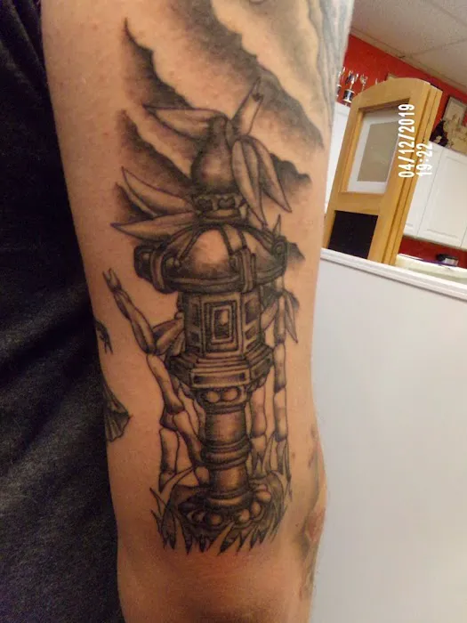 Barfield’s tattoo and piercing 7