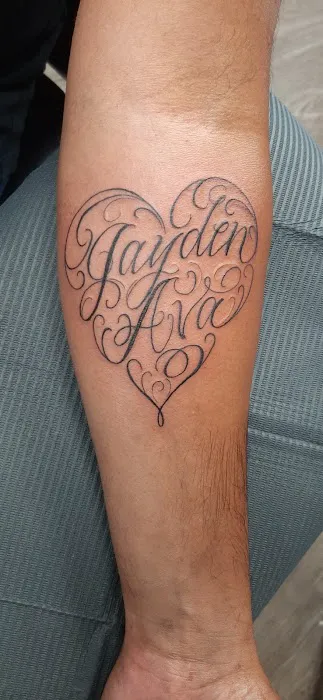 Mi Familia Tattoo Studio 8