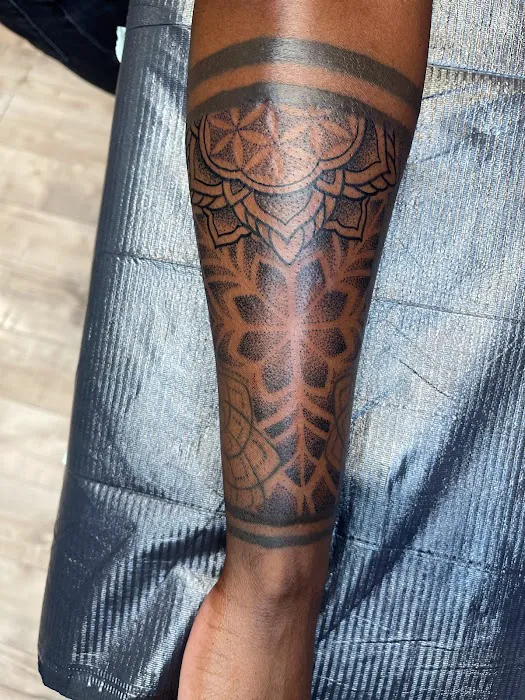 Black Moon Lilith Tattoo Studio 8