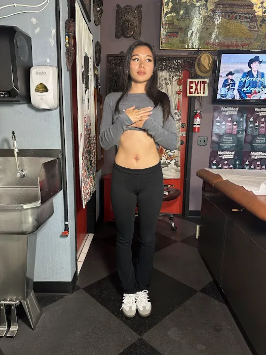 Pare Eddie Tattoo & Piercing Salon 5