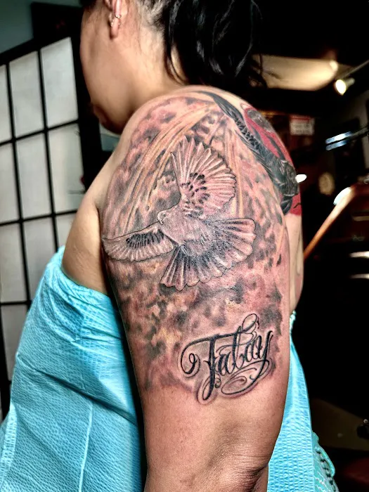 Pare Eddie Tattoo & Piercing Salon 6