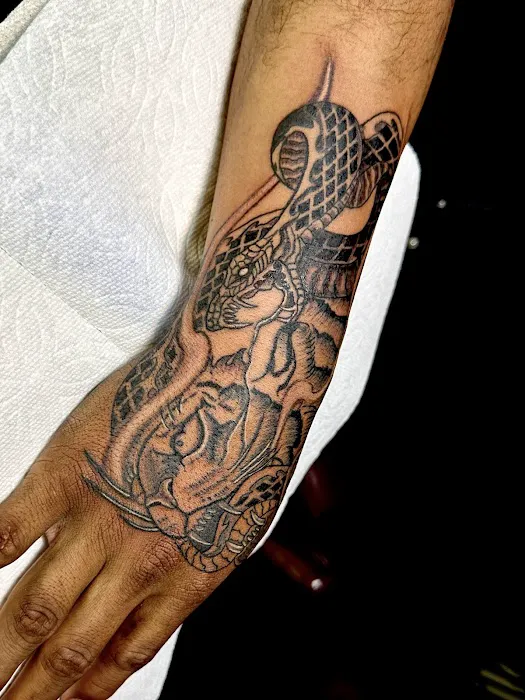 Pare Eddie Tattoo & Piercing Salon 4