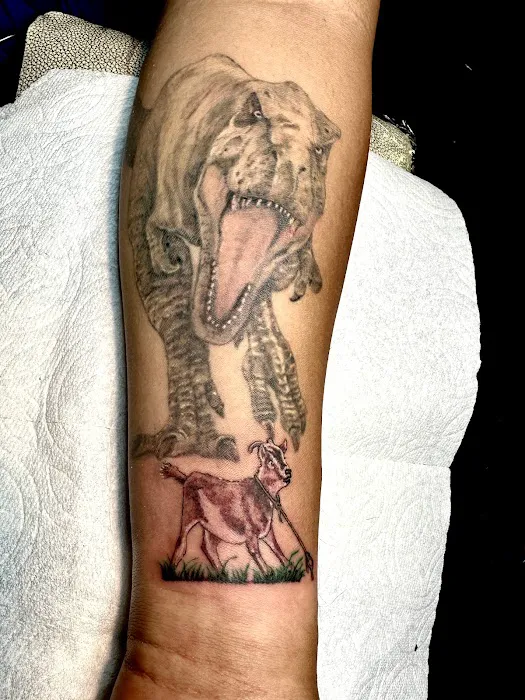 Pare Eddie Tattoo & Piercing Salon 3