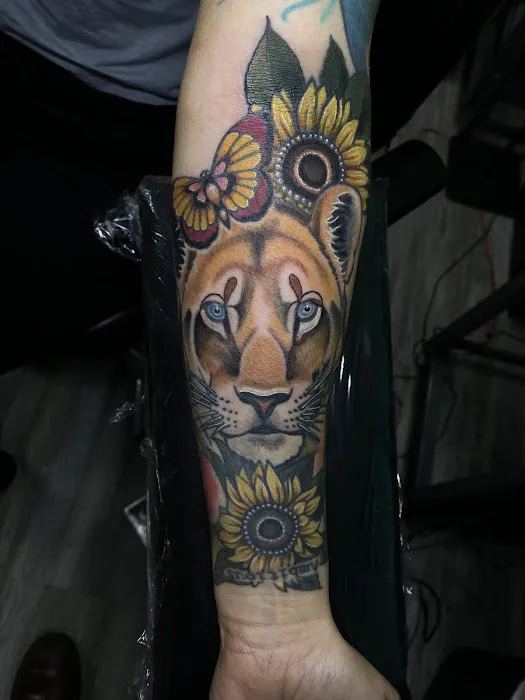 Metamorfosis Tattoo and Piercing Studio 7