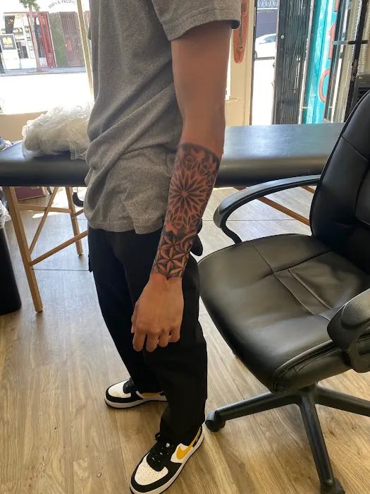 1110 Tattoo parlor 8