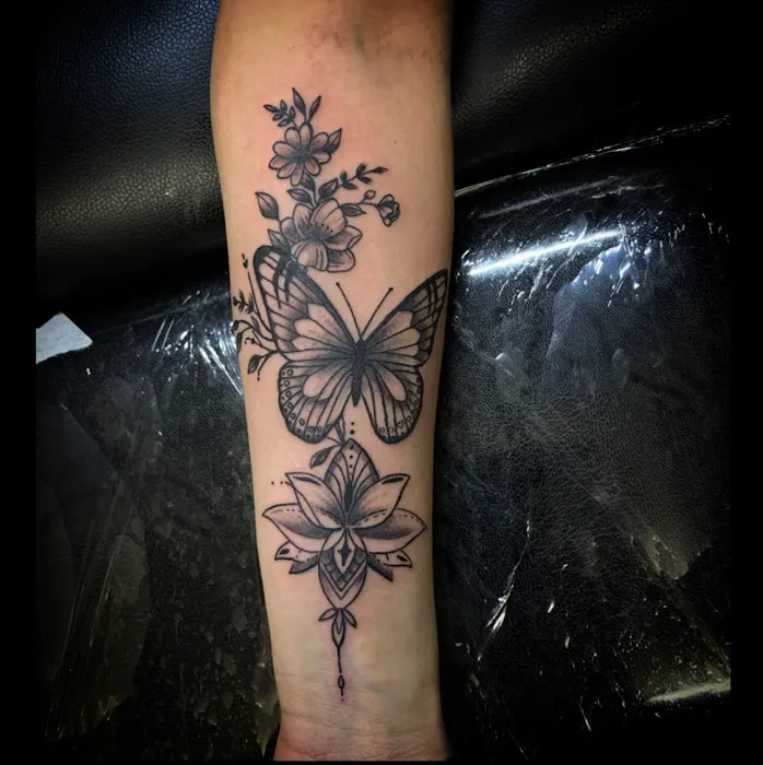 Loko Life Tattoo Studio 8