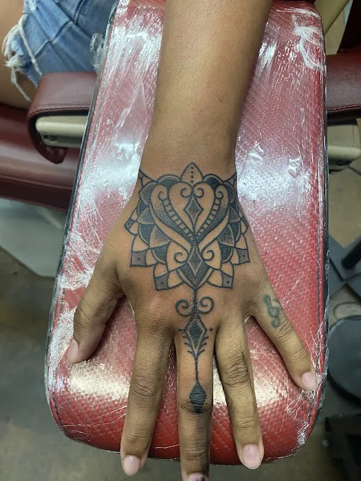ADDICTIVE INK Tattoo, Piercing & Hair Studio 8