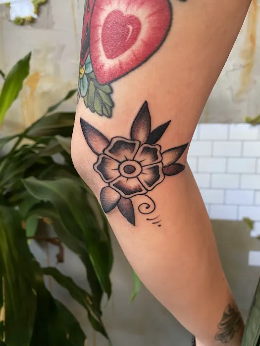Girls & Roses Tattoo Studio 1