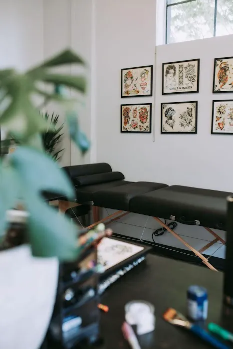 Girls & Roses Tattoo Studio 5