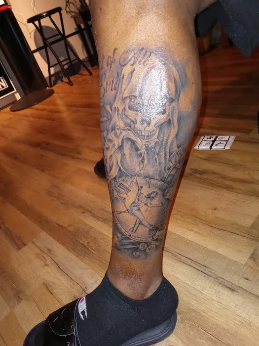 Shade & Lines Art Collective, Tattoo and body piercing 8