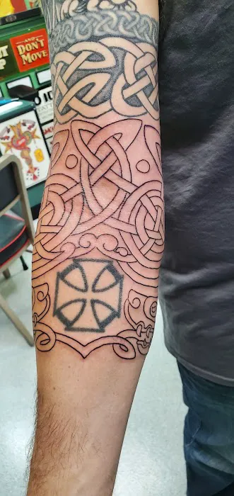 Deluxe Tattoo Parlor 8