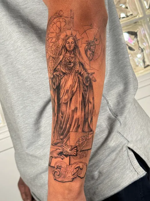 Fine Line Tattoo Studio 3
