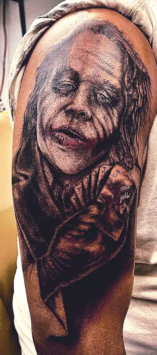 Fenix Tattoo and Piercing 6