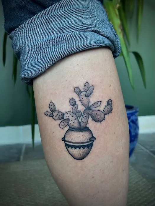 Tinta Sagrada Tattoo and Art Collective 4