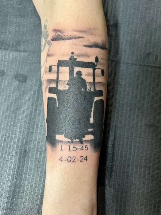 Bombshell Tattoo & Body Piercing 3