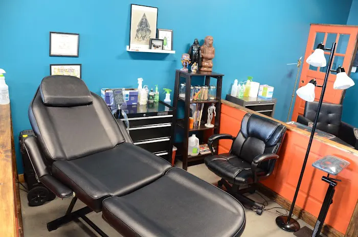 Lucky Gal Tattoo & Piercing 6
