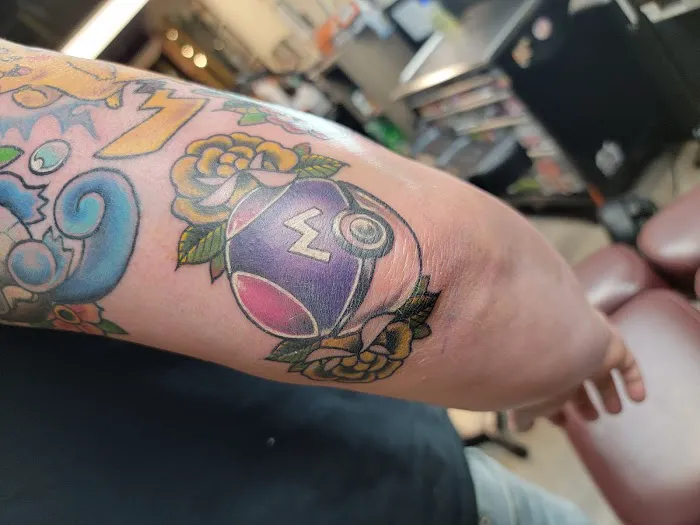 Lucky Gal Tattoo & Piercing 2
