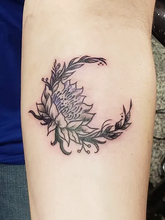 Lucky Gal Tattoo & Piercing 3