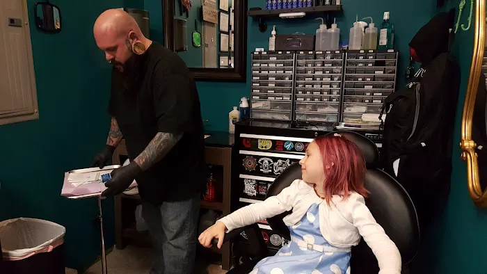 Lucky Gal Tattoo & Piercing 6